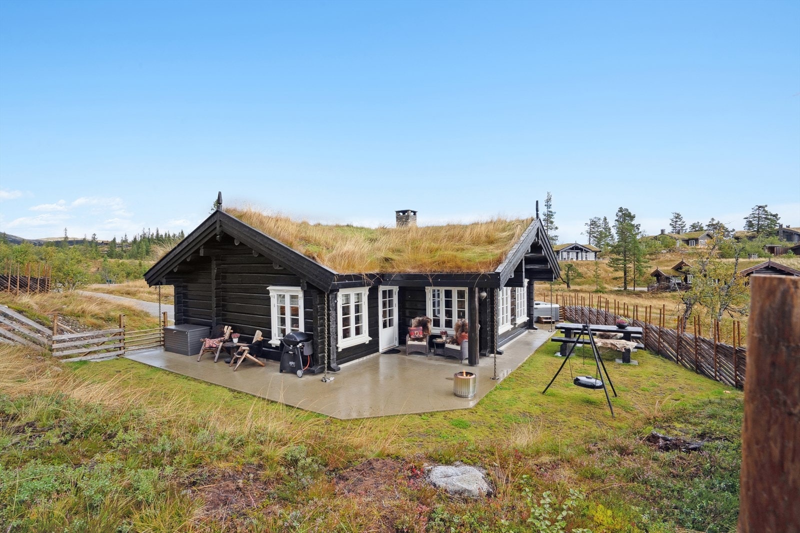 Flott hytte fra Drømmehytta. Fine uteplasser hvor du kan flytte deg etter vær og vind. Galleribilde