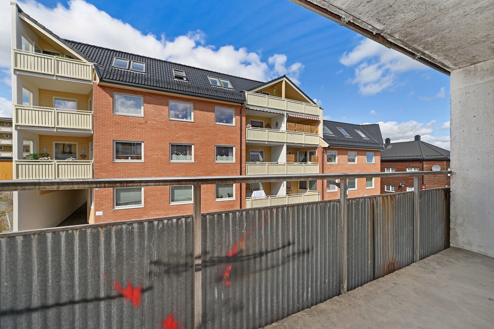 Balkongen er overbygd og vender mot vest. Galleribilde