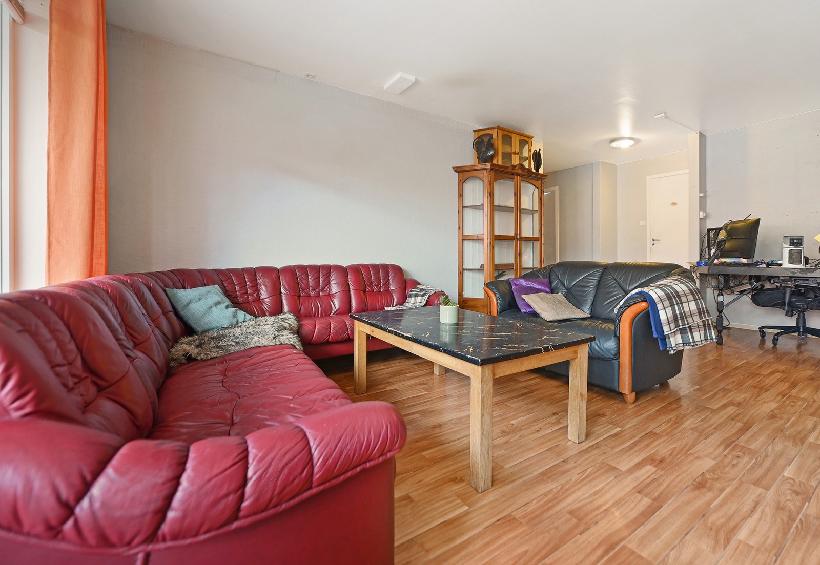 Stuen er romslig, og kan møbleres både med salong og spisestue Galleribilde