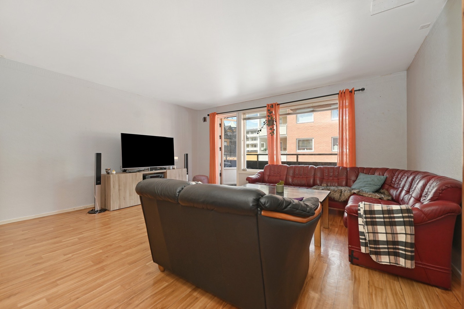 Store vindusoverflater gir godt med dagslys. Galleribilde