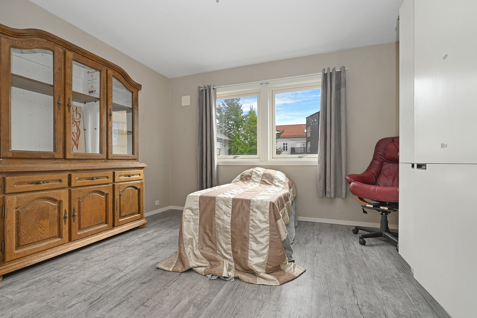 Romslig soverom med god plass til dobbeltseng. Galleribilde
