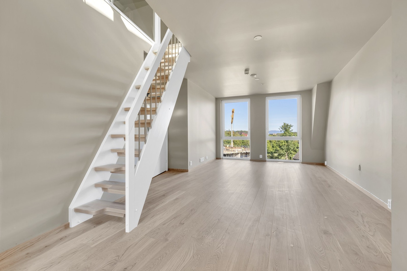 Innholdsrik leilighet med bl.a. en åpen stue- kjøkkenløsning, to bad, tre soverom og mesanin/loft Galleribilde