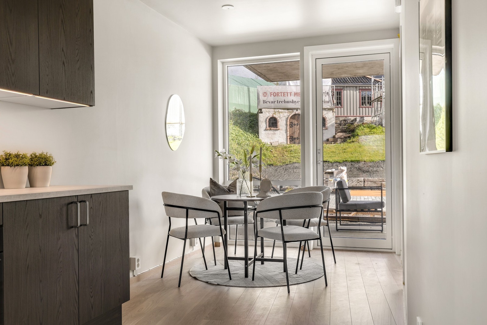 Plass til et koselig spisebord for sosiale sammenkomster. Bilde tatt fra en tilsvarende leilighet i 1. etasje Galleribilde