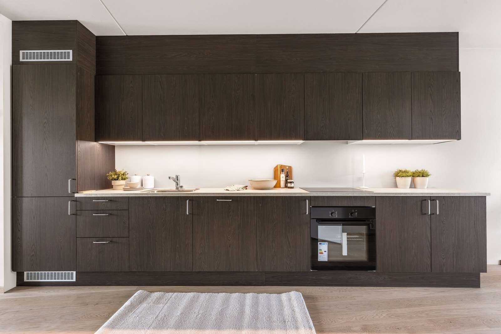 Oppgradert kjøkken med integrerte hvitevarer. Bilde tatt fra en tilsvarende leilighet i 1. etasje Galleribilde