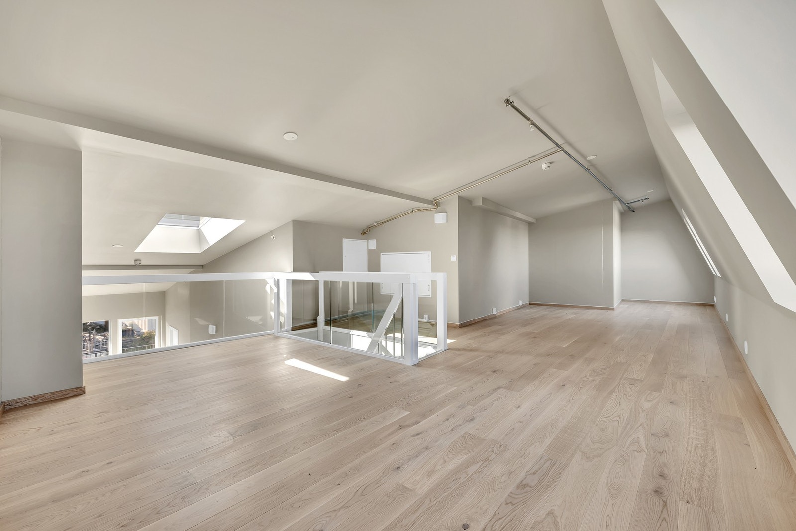 Mesanin/loft med gode møbleringsmuligheter Galleribilde