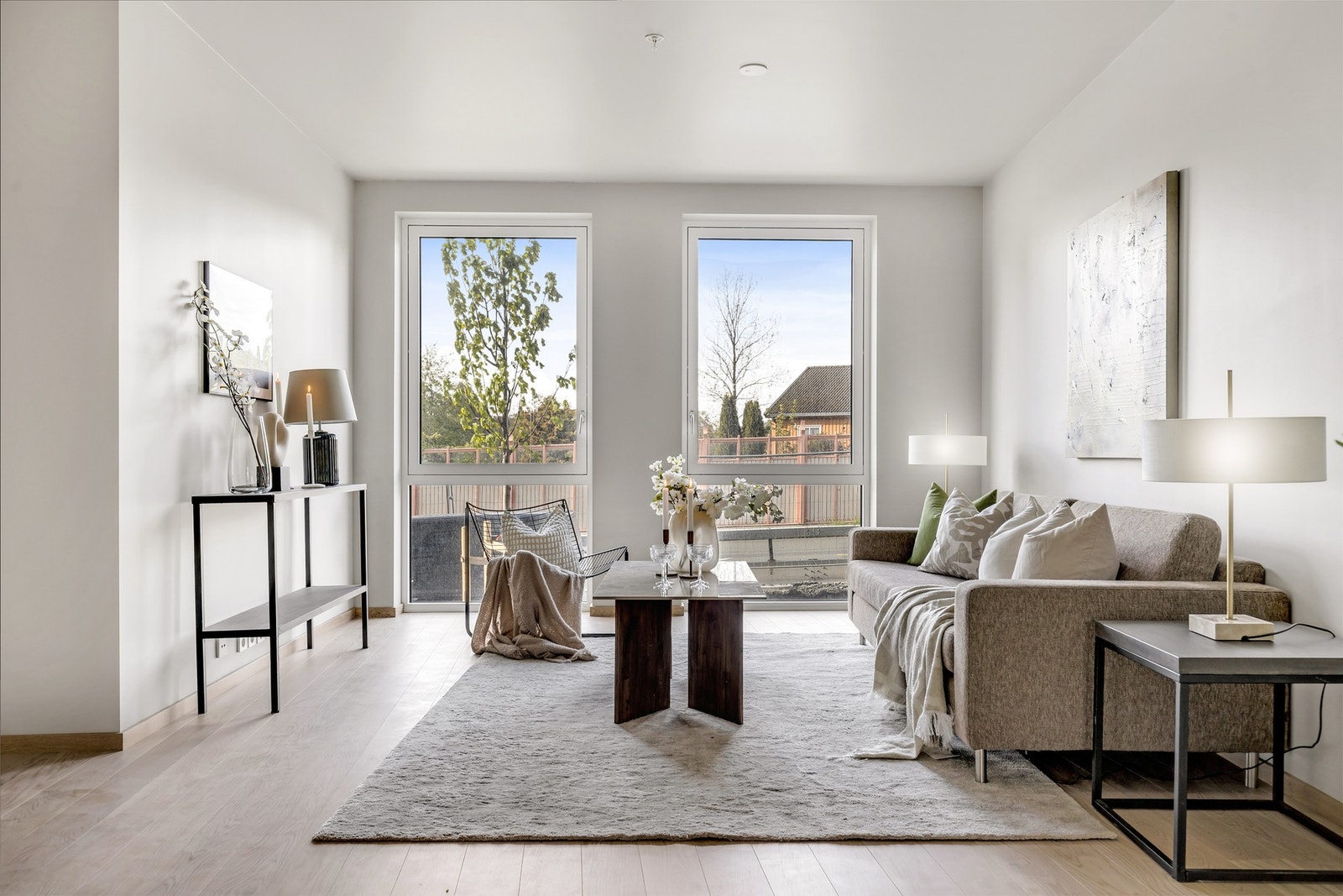 Leiligheten nyter store vindusflater som sørger for rikelig med naturlig lysinnslipp. Bilde tatt fra en tilsvarende leilighet i 1. etasje Galleribilde