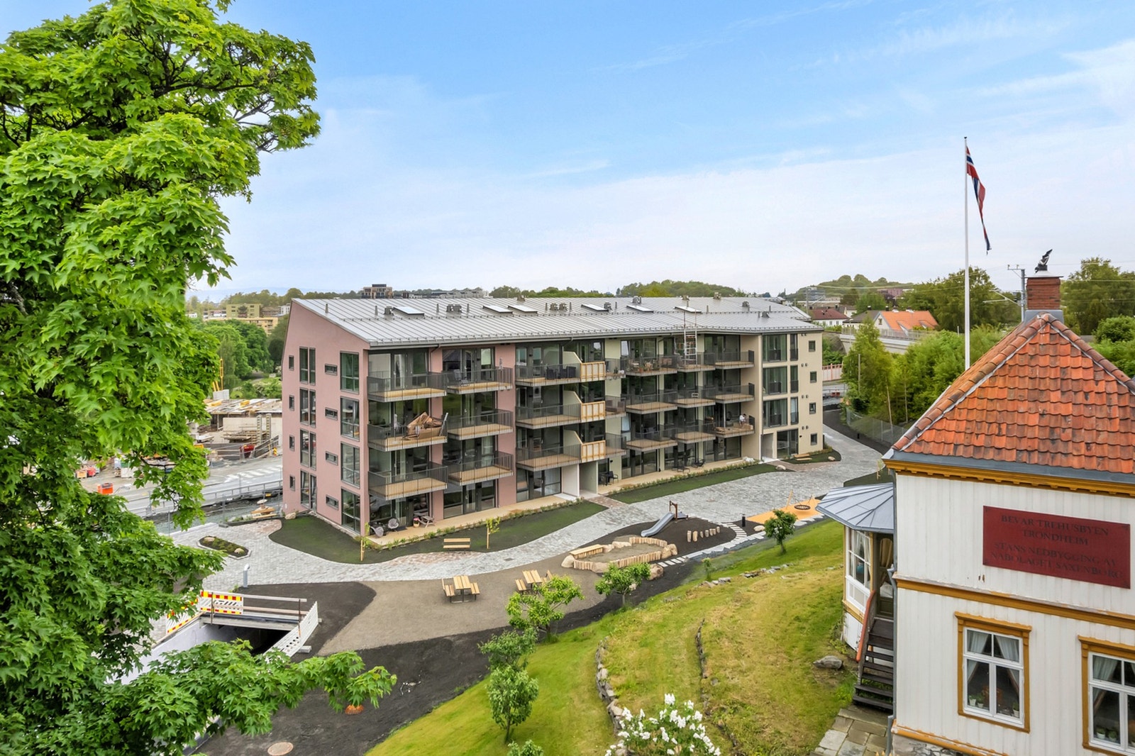 Det er gangavstand til Solsiden og Trondheim sentrum og det er veldig gode bussforbindelser til andre bydeler. Galleribilde