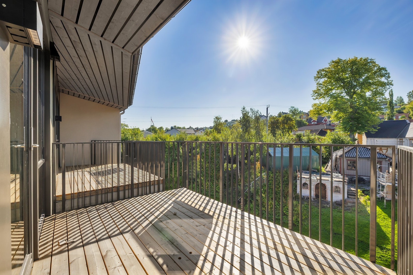 Leiligheten nyter en solrik balkong med plass til ønsket utemøblement Galleribilde