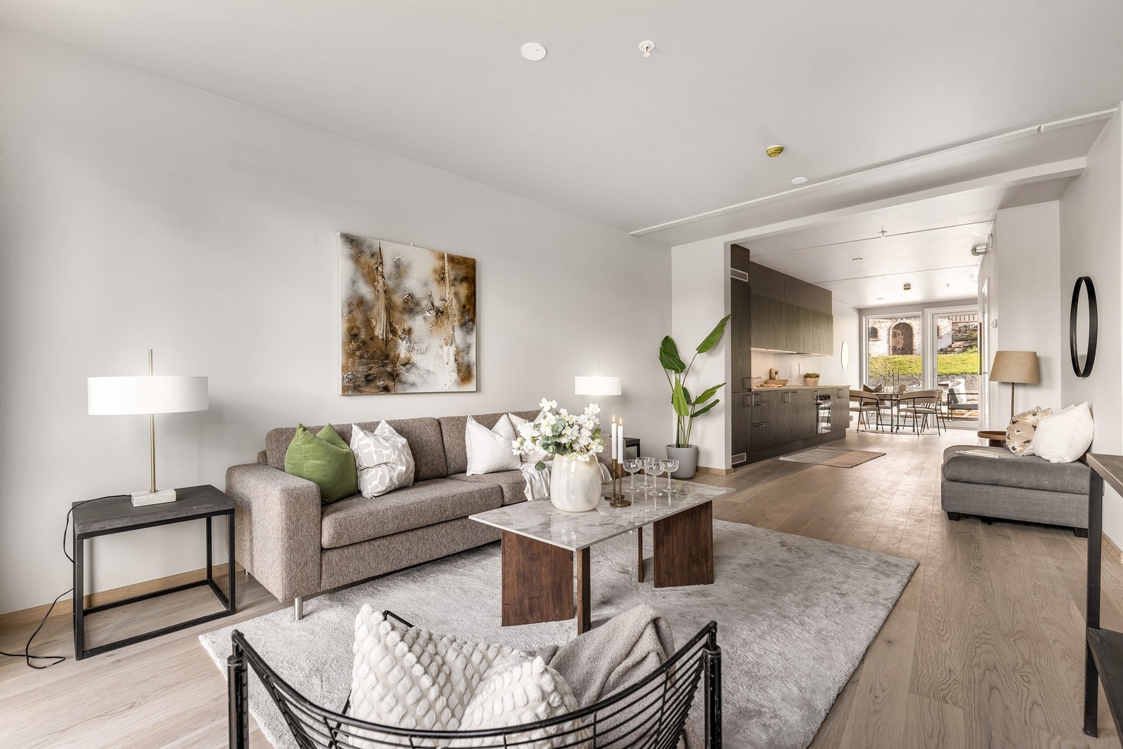 EiendomsMegler 1 ved Silje Solem har gleden av å presentere en splitter ny og moderne 4-roms toppleilighet på Via Rosendal. Bilde tatt fra en tilsvarende leilighet i 1. etasje Galleribilde