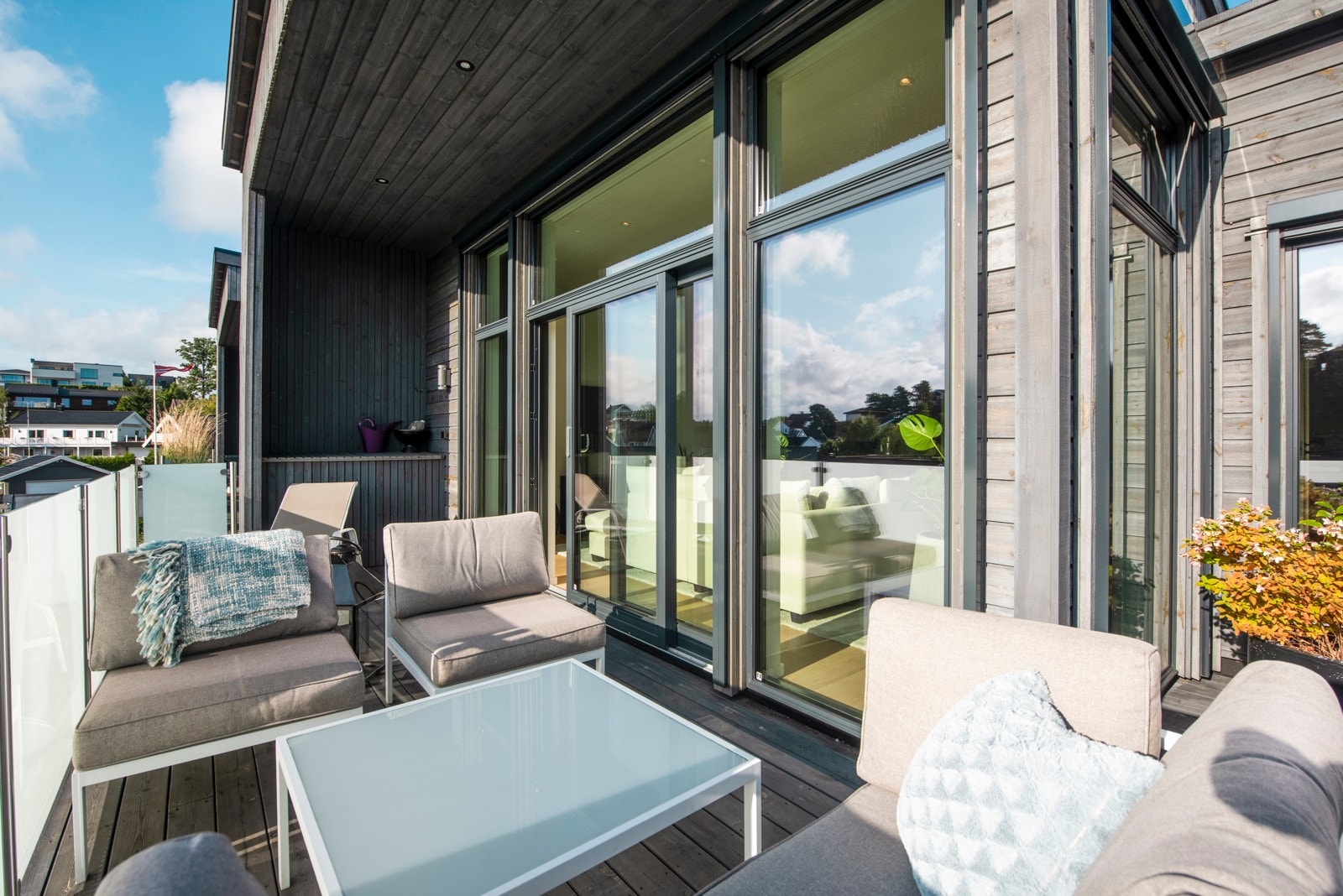 De to vestvendte, overbygde balkongene er til sammen 30 m2 Galleribilde