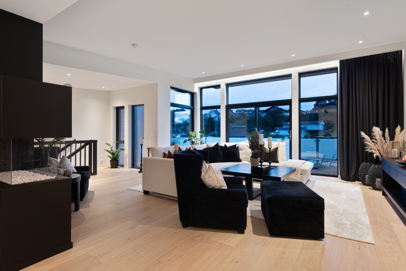 Den åpne planløsningen gir mange muligheter for møblering, samtidig som du har flere naturlige soner for innredning Galleribilde