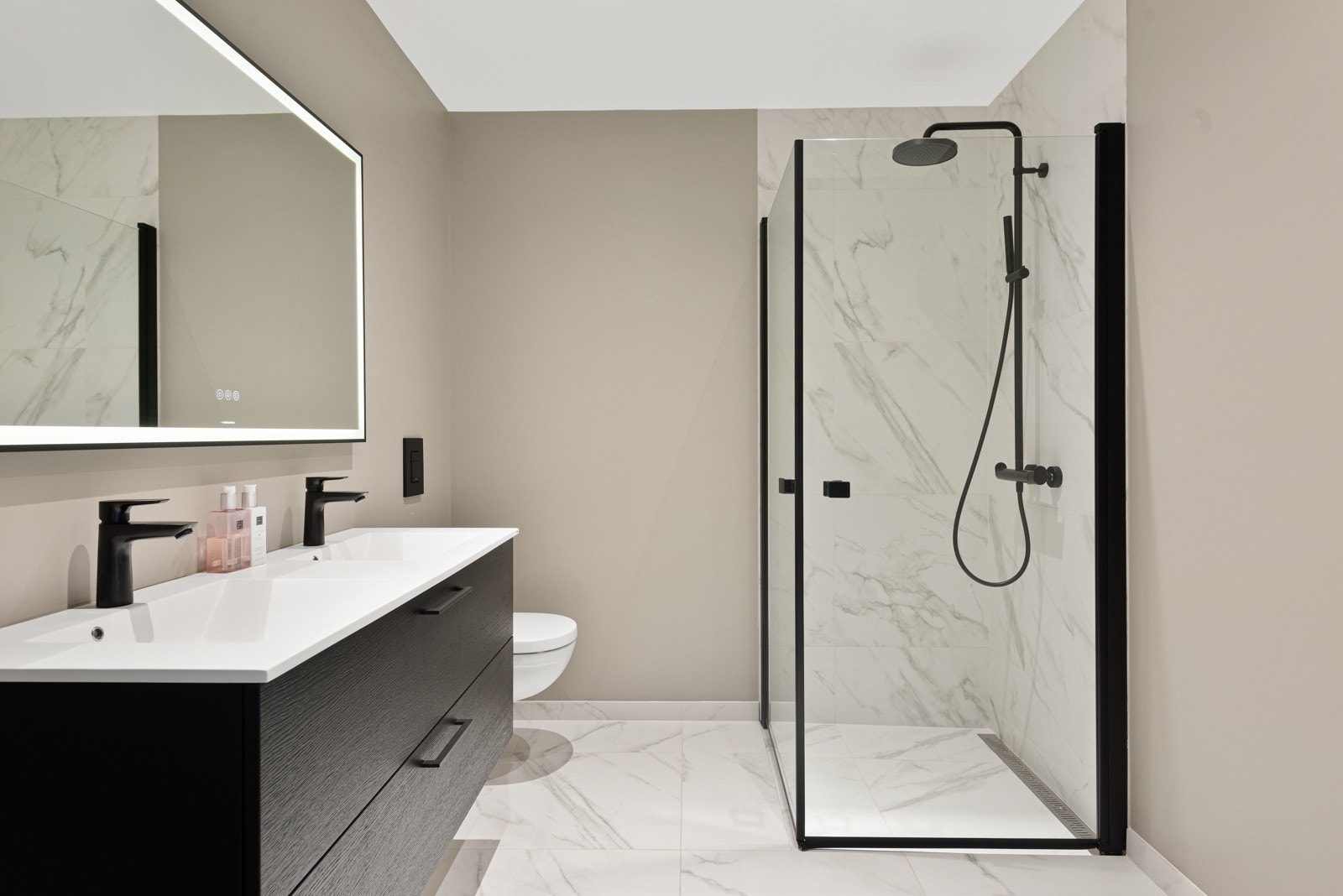 Hovedsoverommet er tilknyttet eget bad Galleribilde