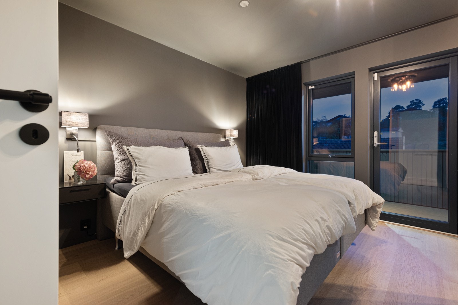 Hovedsoverommet har god størrelse og utgang til balkong Galleribilde