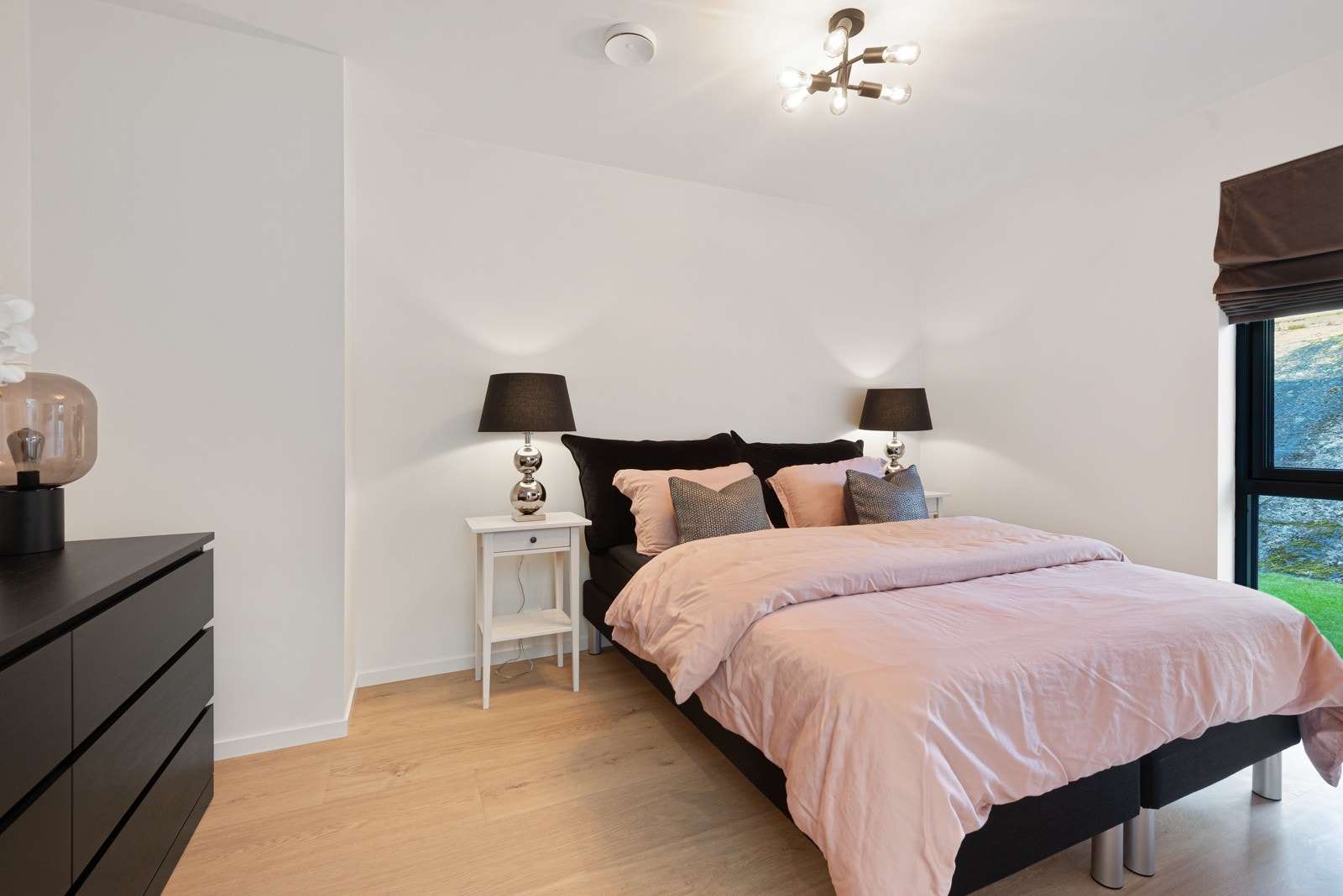 Alle soverommene har god størrelse og plass til både seng, kommode og kontorplass Galleribilde