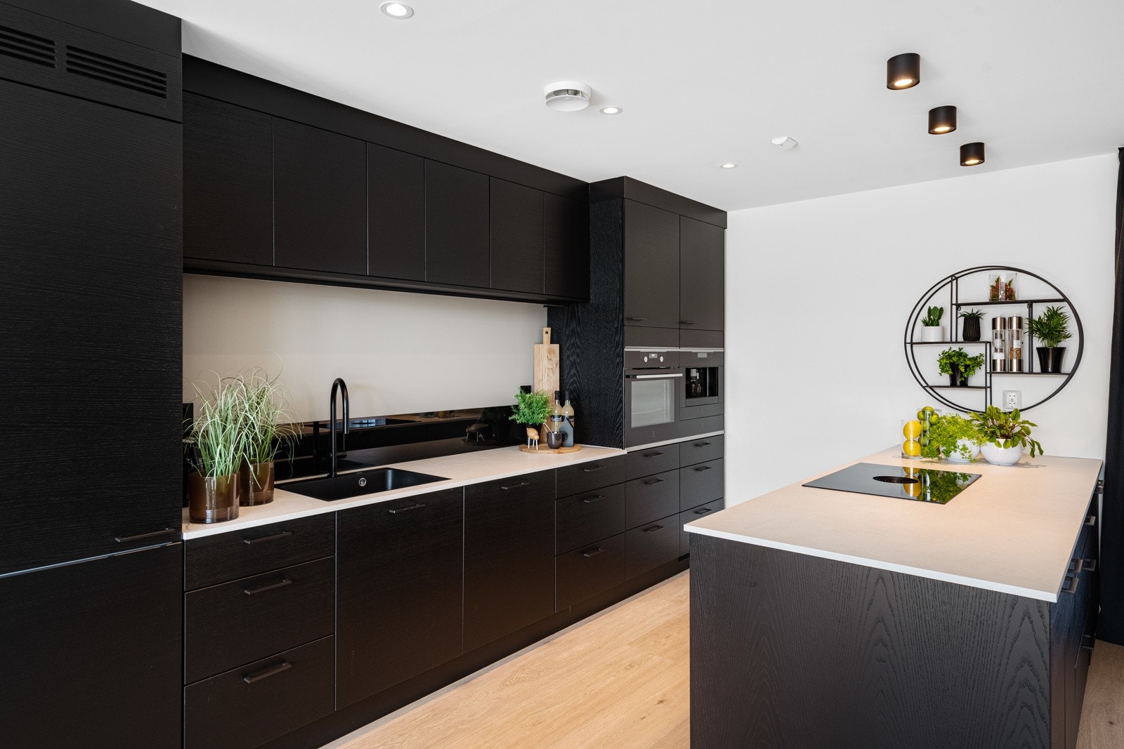 Kjøkkenet har godt med skap- og benkeplass, samt integrerte hvitevarer fra Electrolux Galleribilde