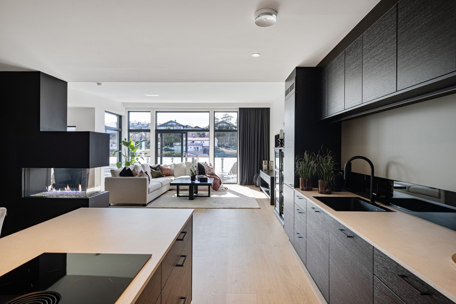 Svært delikat kjøkken med sorte overflater og kjøkkenøy Galleribilde