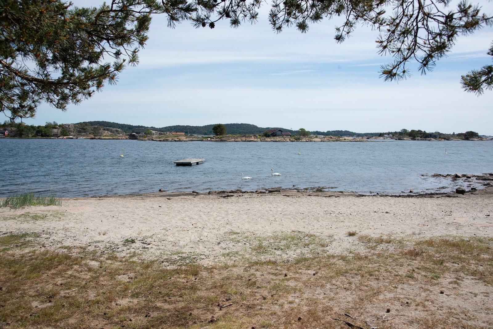 Granholmen kan friste med iskiosk og pizza, samt flotte strender og lekeplass Galleribilde