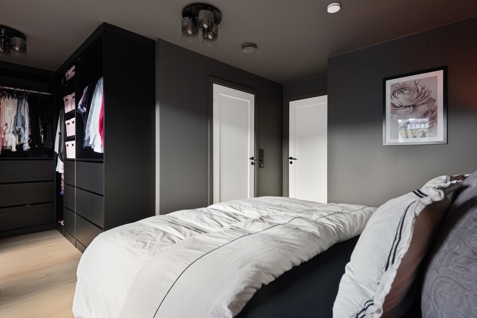 Det er rikelig med garderobeplass på soverommet Galleribilde