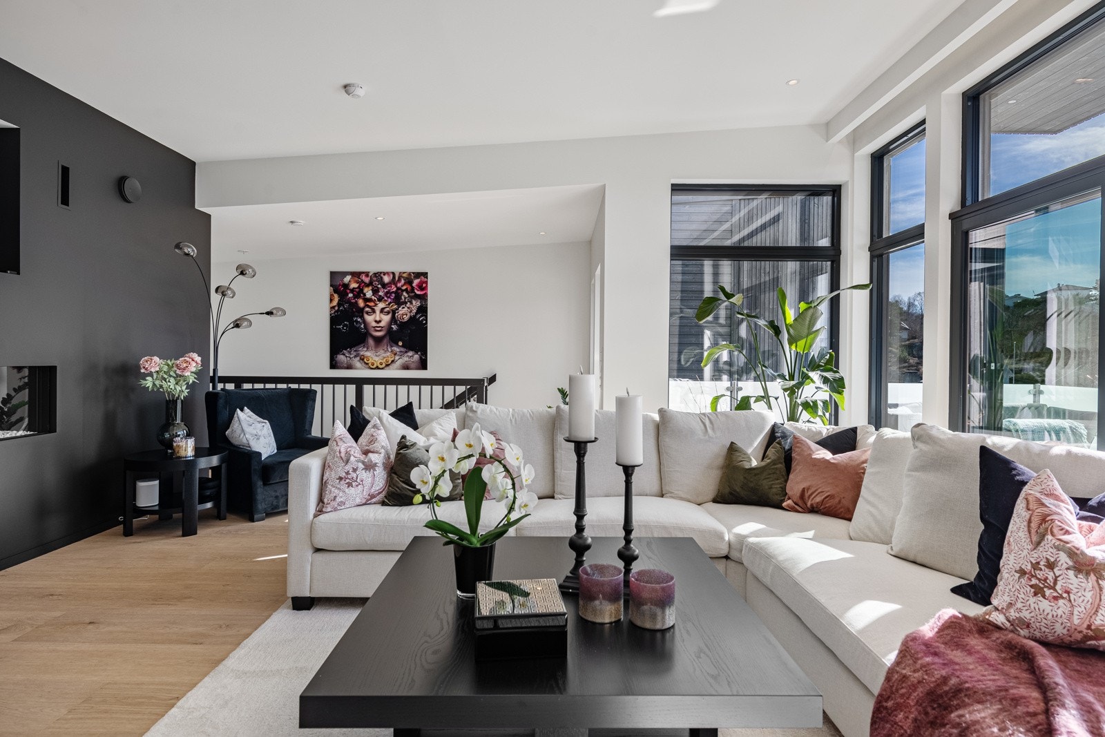 Fra 1.etasje kommer du opp i en lys og åpen hovedetasje, bestående av stue/kjøkken, toalettrom og uteplasser Galleribilde