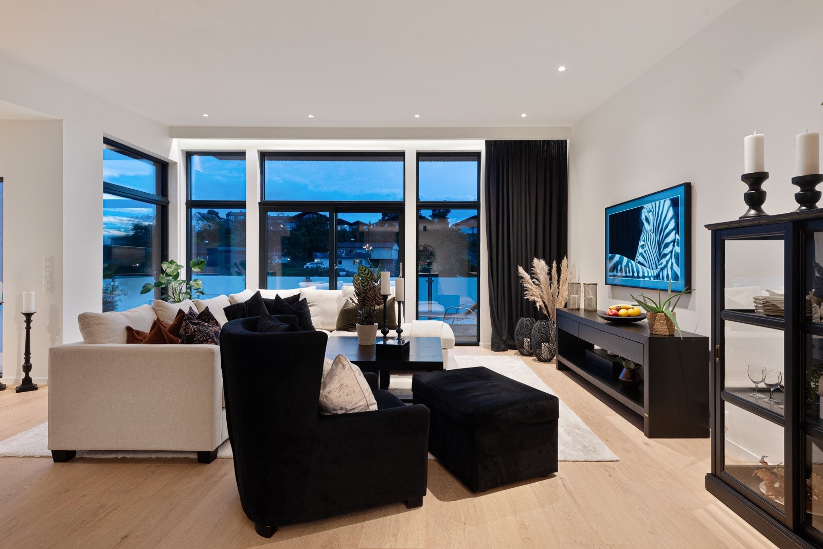 Med store vindusflater fra gulv til tak, downlights og lyse farger får du en god følelse av rommet Galleribilde