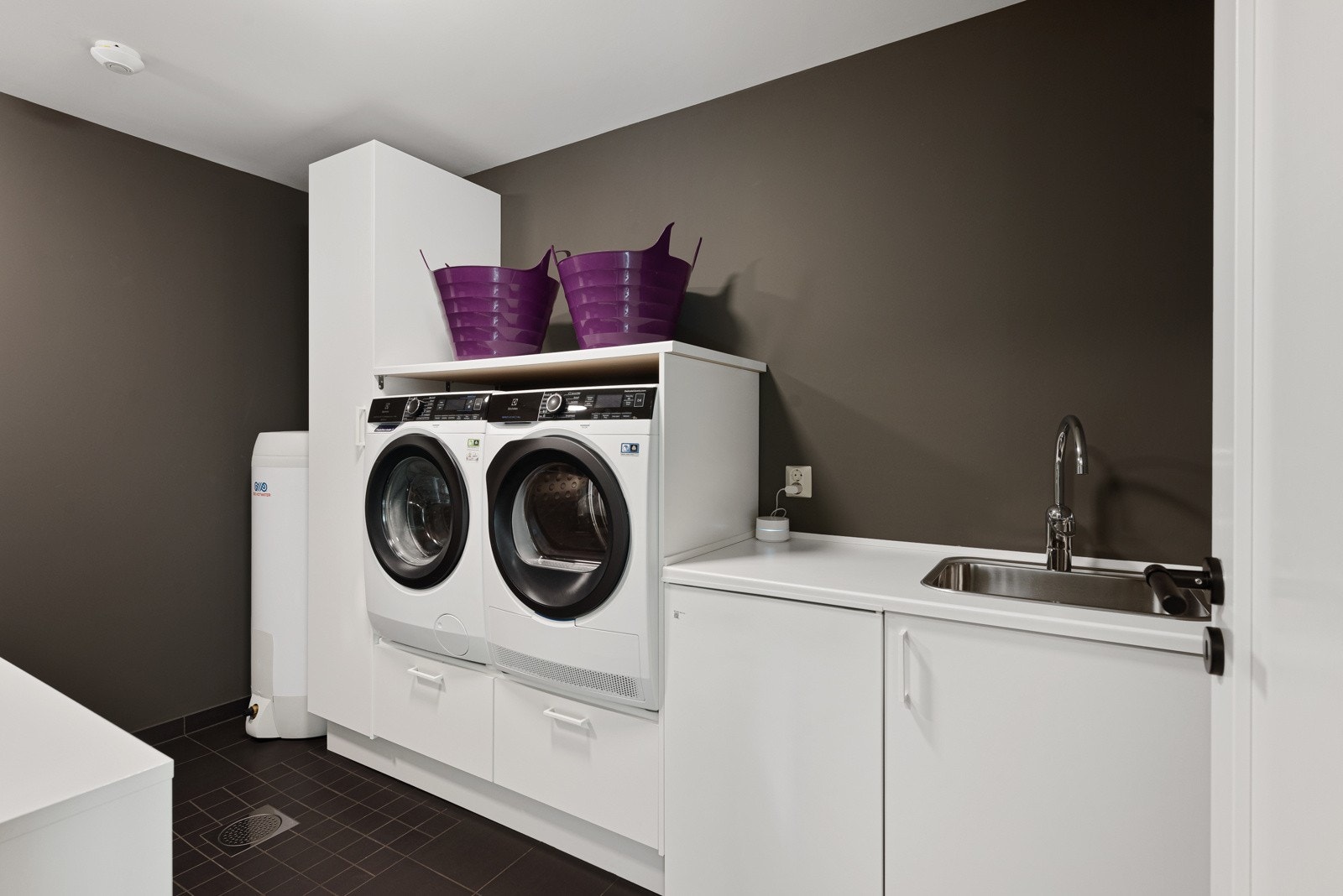 Med kort avstand mellom garasje og vaskerom er det enkelt å komme hjem med våte barnehageklær Galleribilde