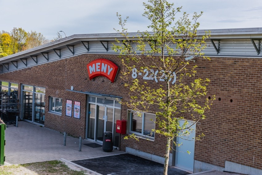 Meny Åsane tilbyr deg alt du trenger til hverdagen, i tillegg finnes blomsterbutikk og apotek Galleribilde