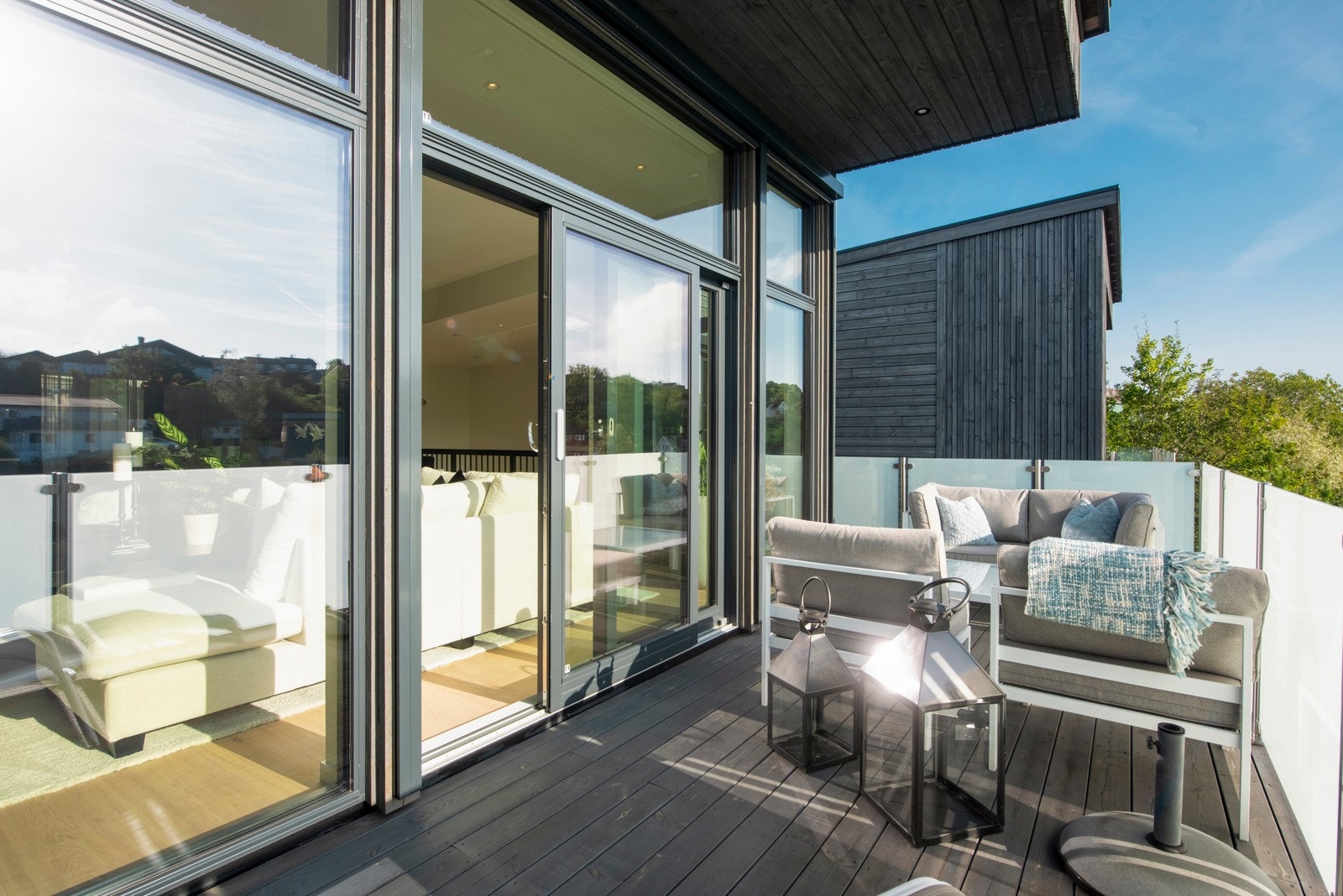 Det er flere solrike uteplasser så her kan du flytte deg etter solen Galleribilde