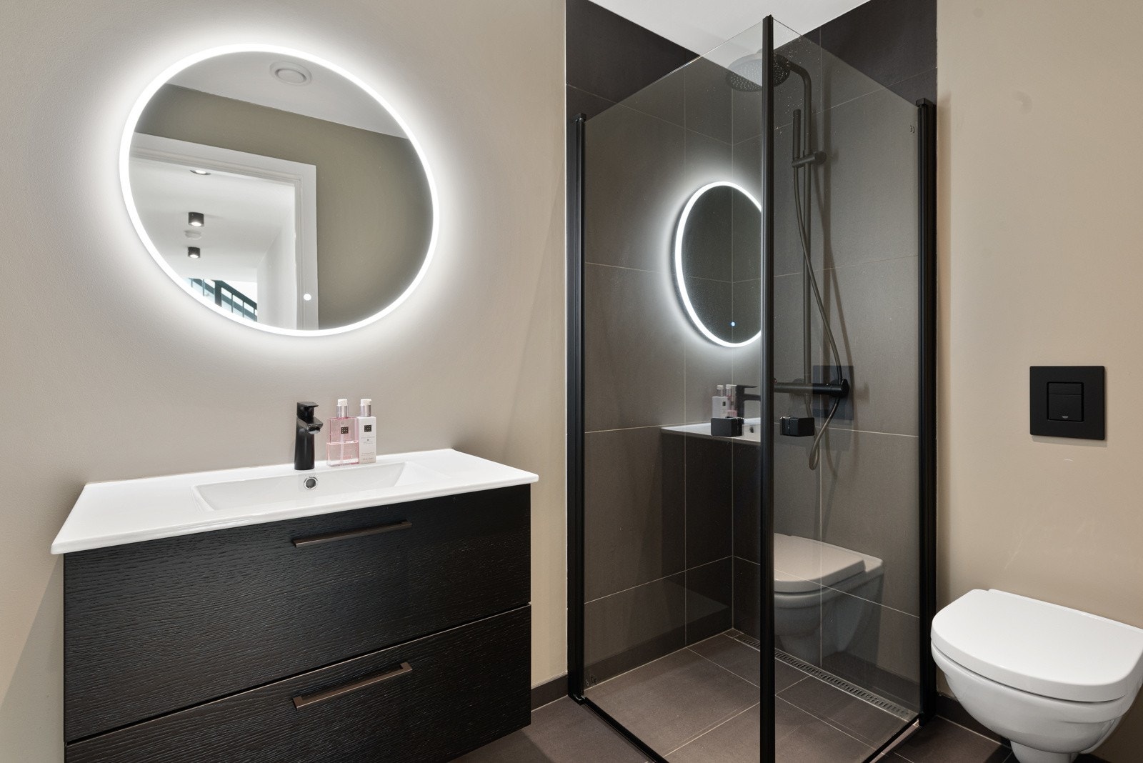 Begge badene i etasjen er innredet med servantinnredning med skuffer, speil, vegghengt toalett og dusjhjørne Galleribilde