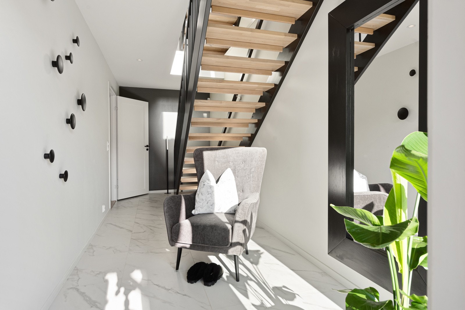 Innenfor entreen og trapperommet har du gang som gir deg adkomst til vaskerom og garasje Galleribilde