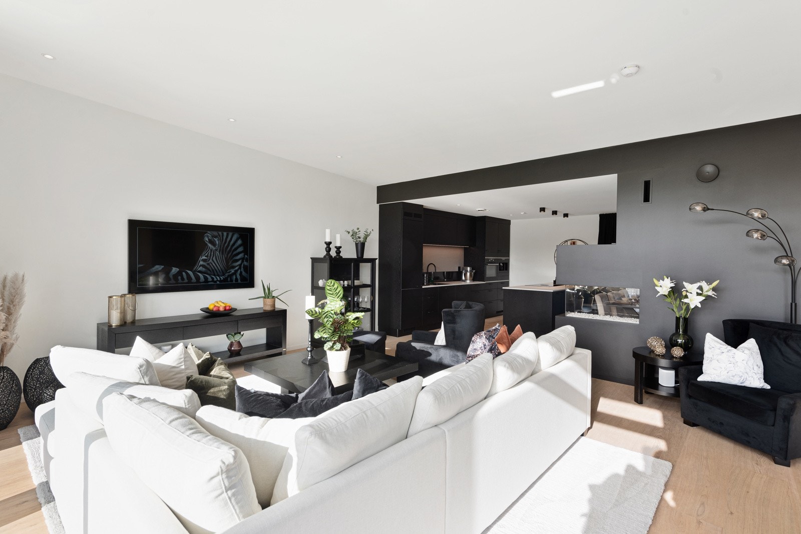 En halvvegg skiller mellom stue og kjøkken Galleribilde