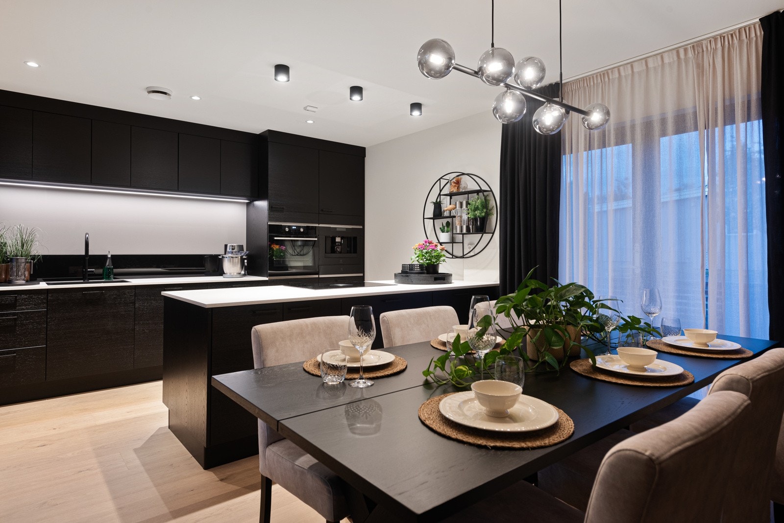 Kjøkkeninnredningen fra Strai gir et moderne utseende til kjøkkenet Galleribilde