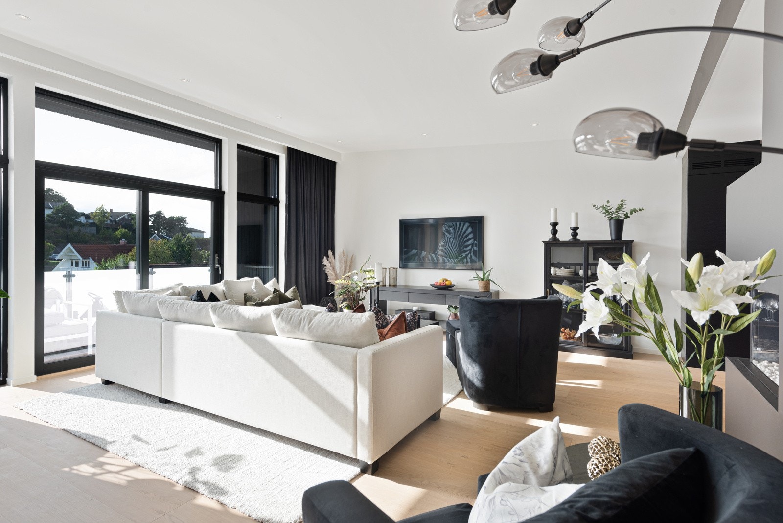 De lyse fargevalgene skaper en elegant kontrast til de svarte detaljene, som gir en moderne og stilren helhet. Galleribilde