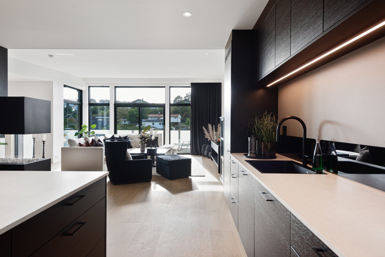 I hovedetasjen har du stue og kjøkken i åpen løsning og uteplass på begge sider av etasjen Galleribilde