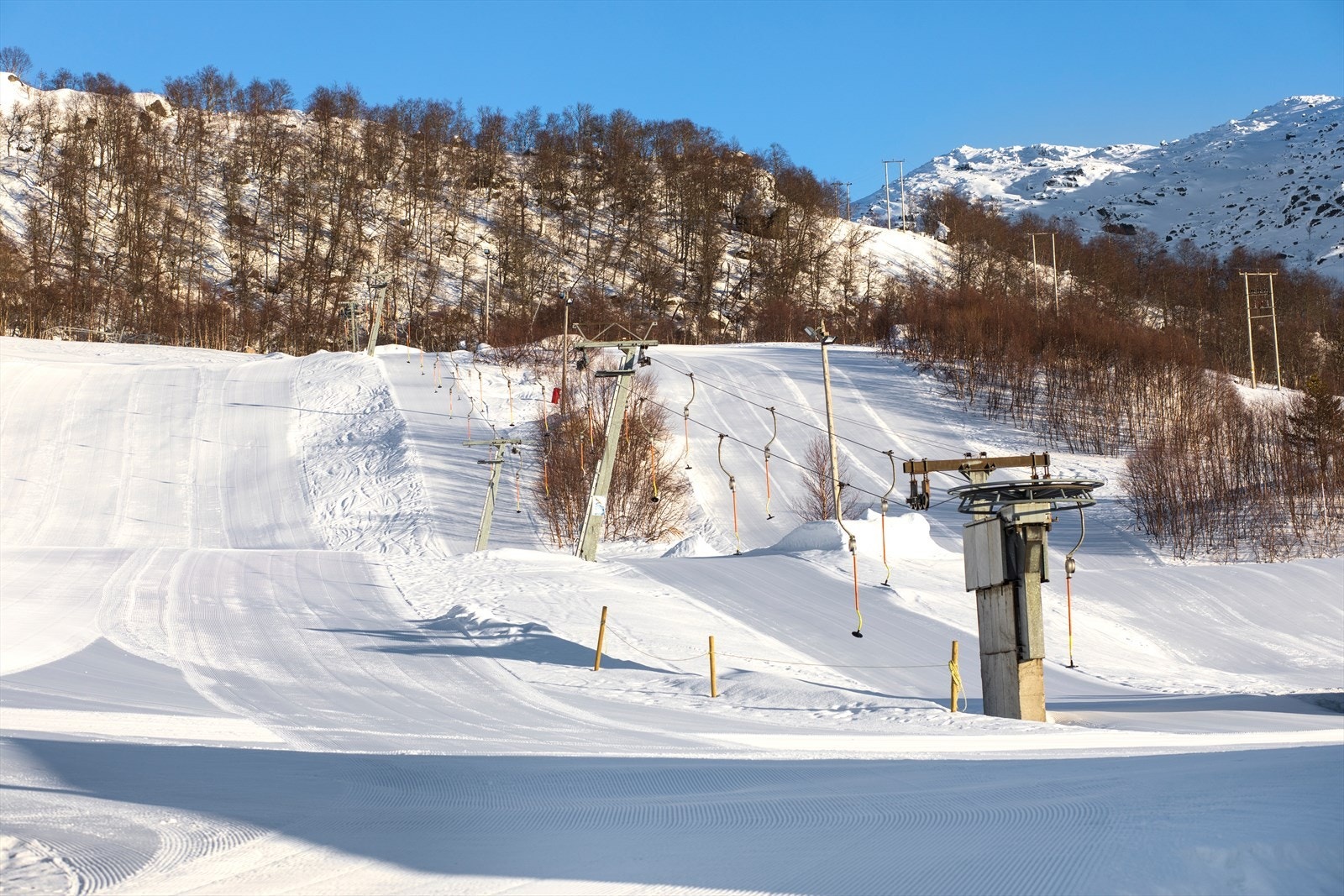 Hotellet ligger kun få meter fra Fidjeland skitrekk som har alpintbakker for både store og små Galleribilde