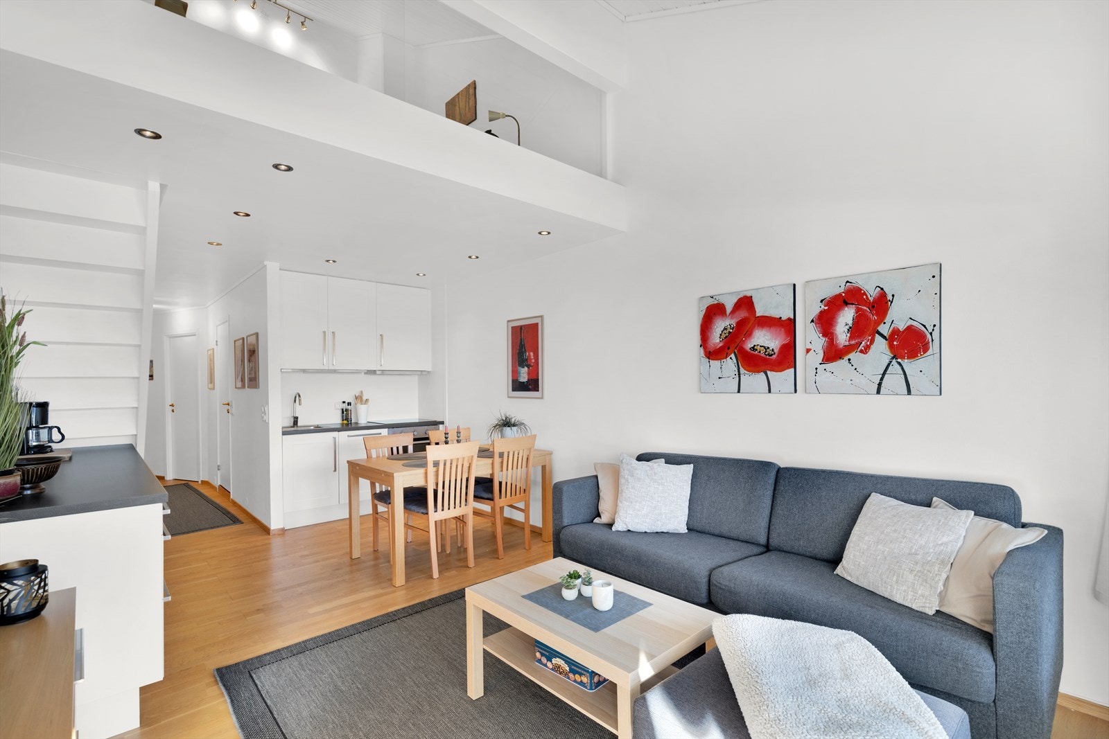 Denne leiligheten har virtuell visning. Dvs at du kan gå på visning hvor enn du er ved å trykke på 360 graders symbolet. Galleribilde