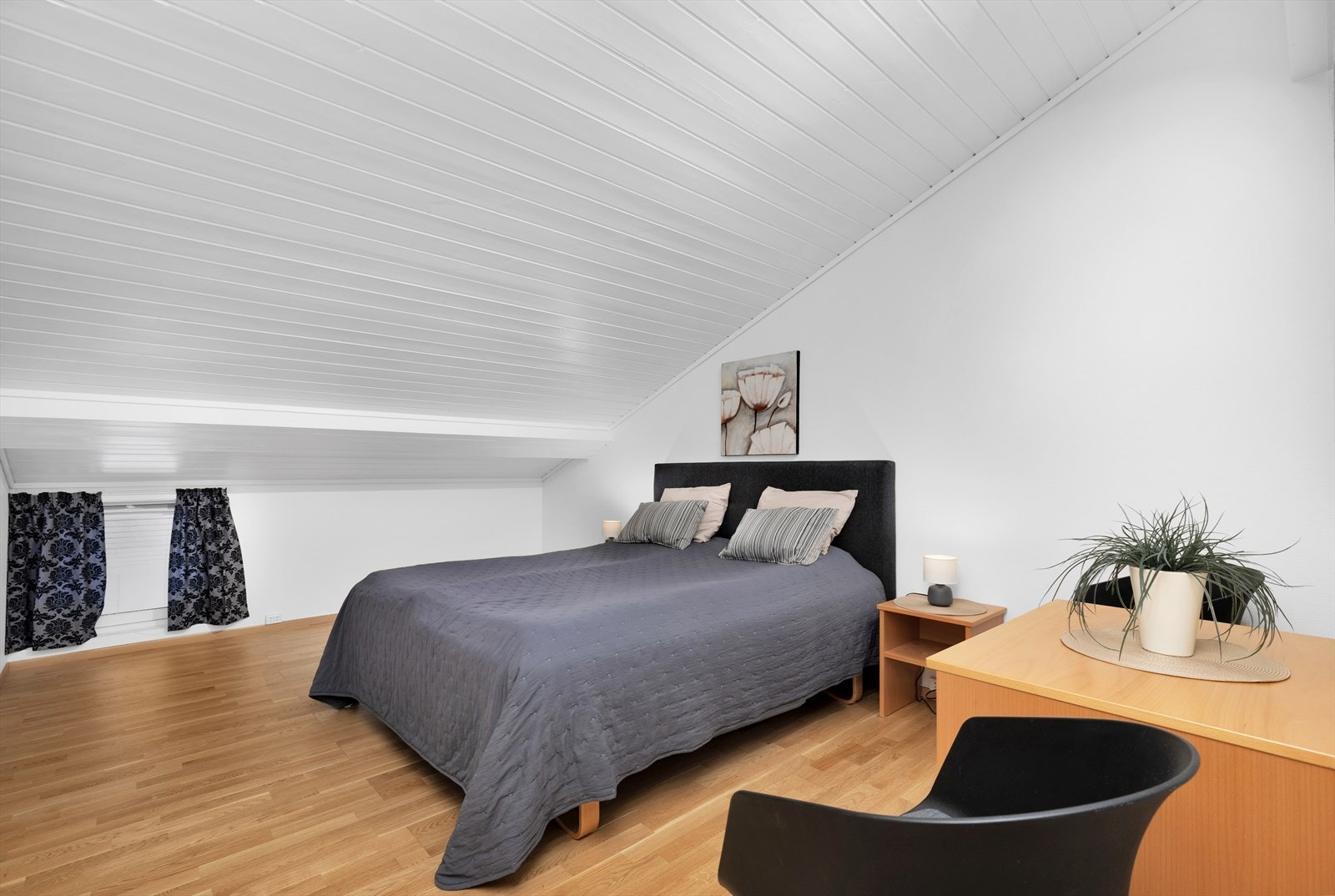 Hems: Romslig soverom med plass til flere sengeplasser Galleribilde