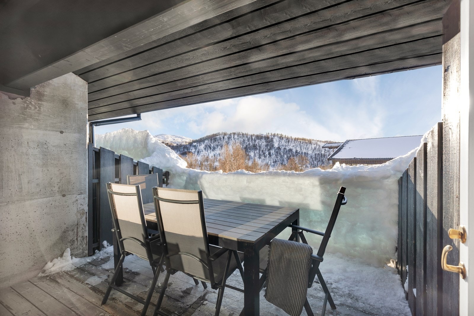 Privat terrasse med god plass til bord og stoler Galleribilde