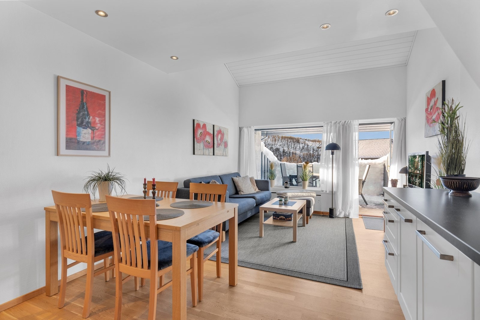 Lyst og trivelig med en god planløsning over 2 etasjer Galleribilde