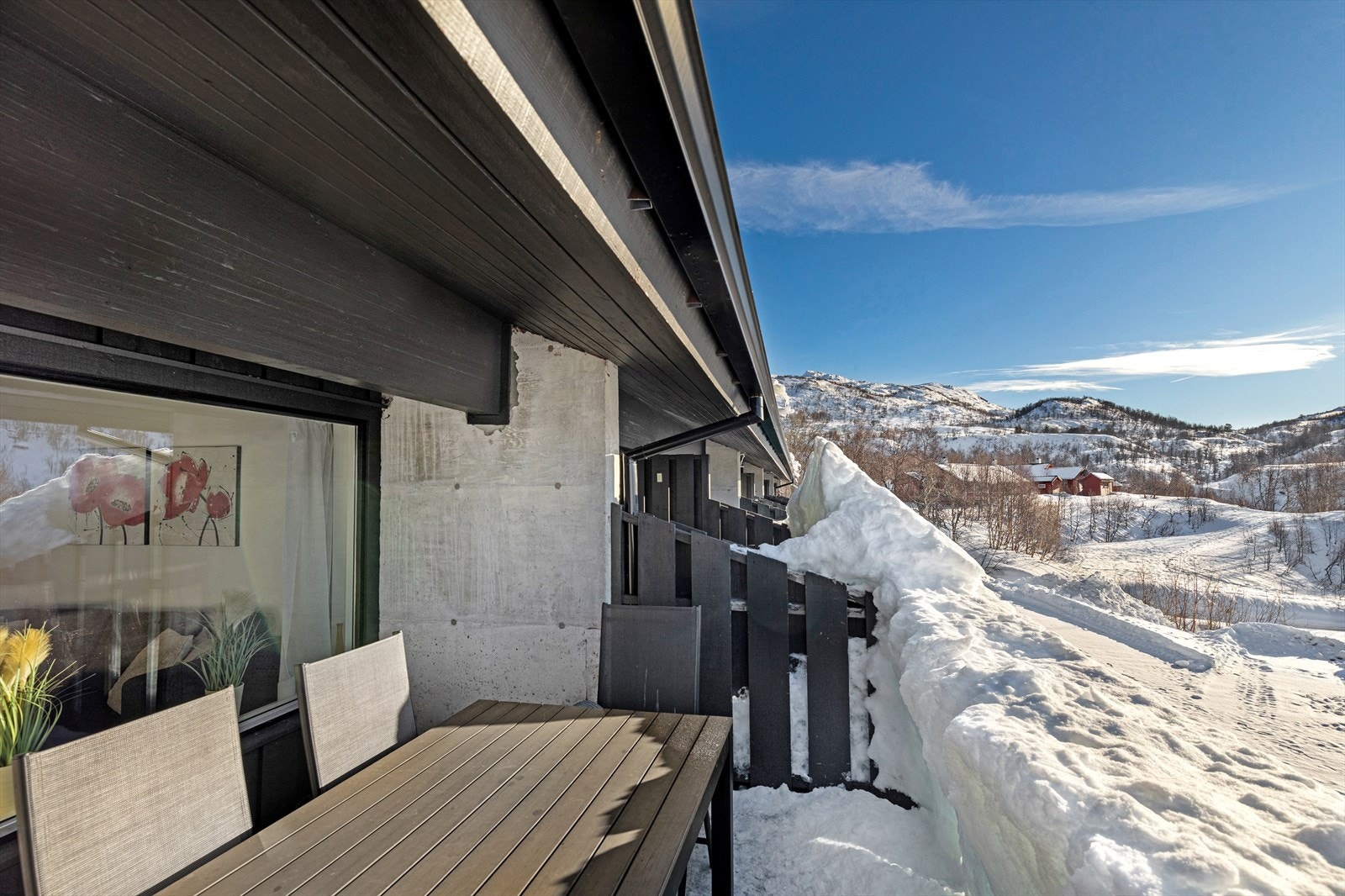 Terrasse med luftig utsikt og gode solforhold Galleribilde