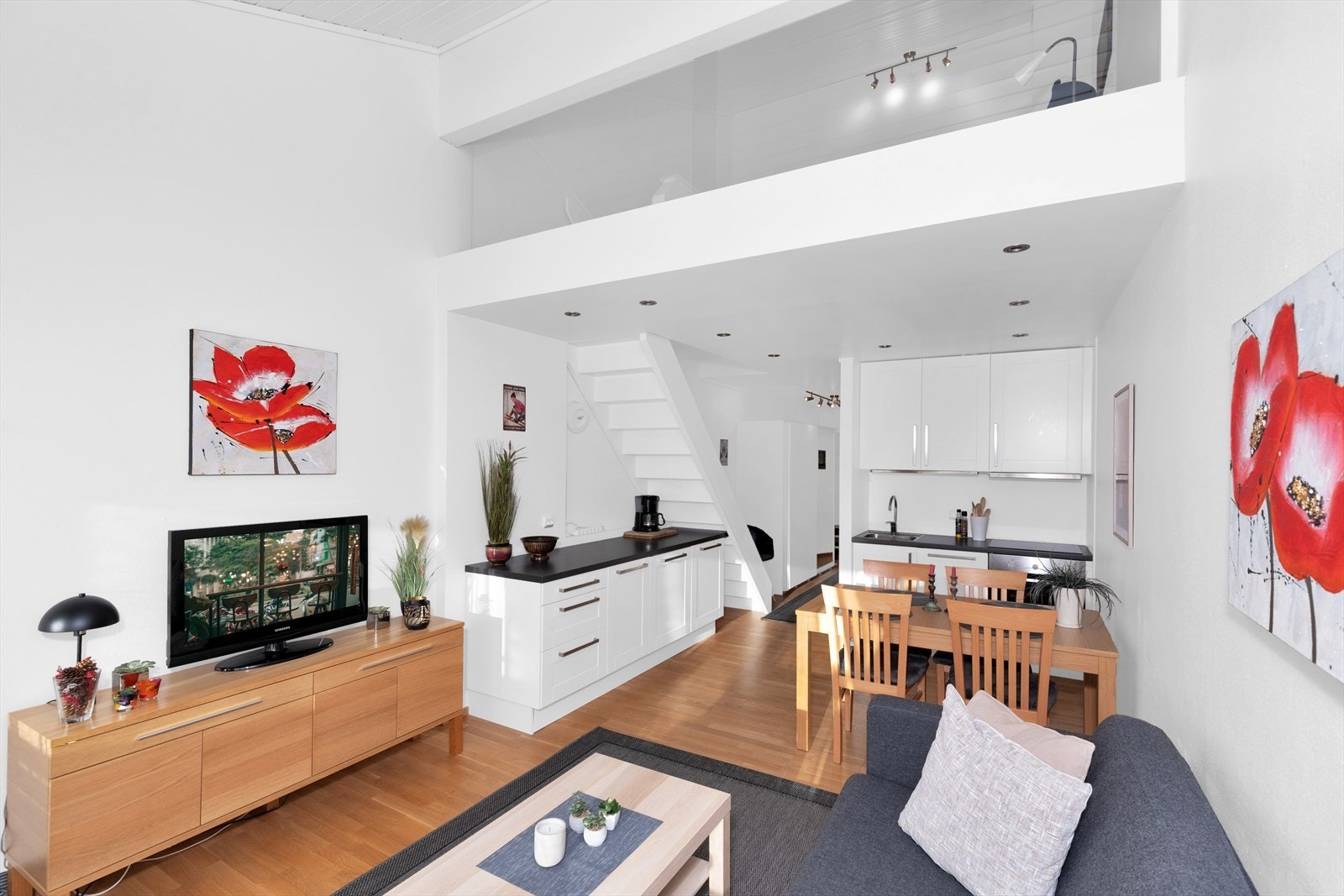 Sjenerøs takhøyde i stuen gir en ekstra god romfølelse Galleribilde