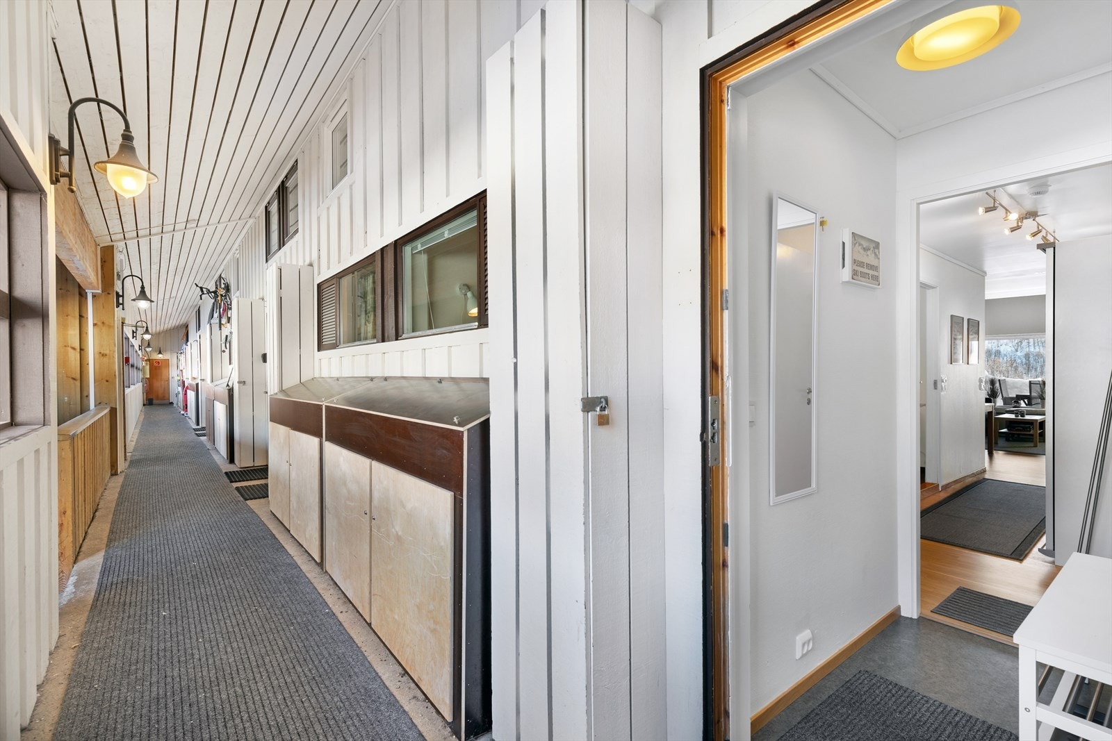 Oppbevaringsplass til ski og sko like ved inngangsdøren Galleribilde