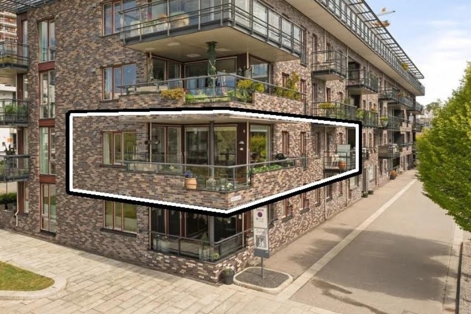 Foto fra terrassen og også balkong ut fra ett av soverommene, til høyre i bildet Galleribilde