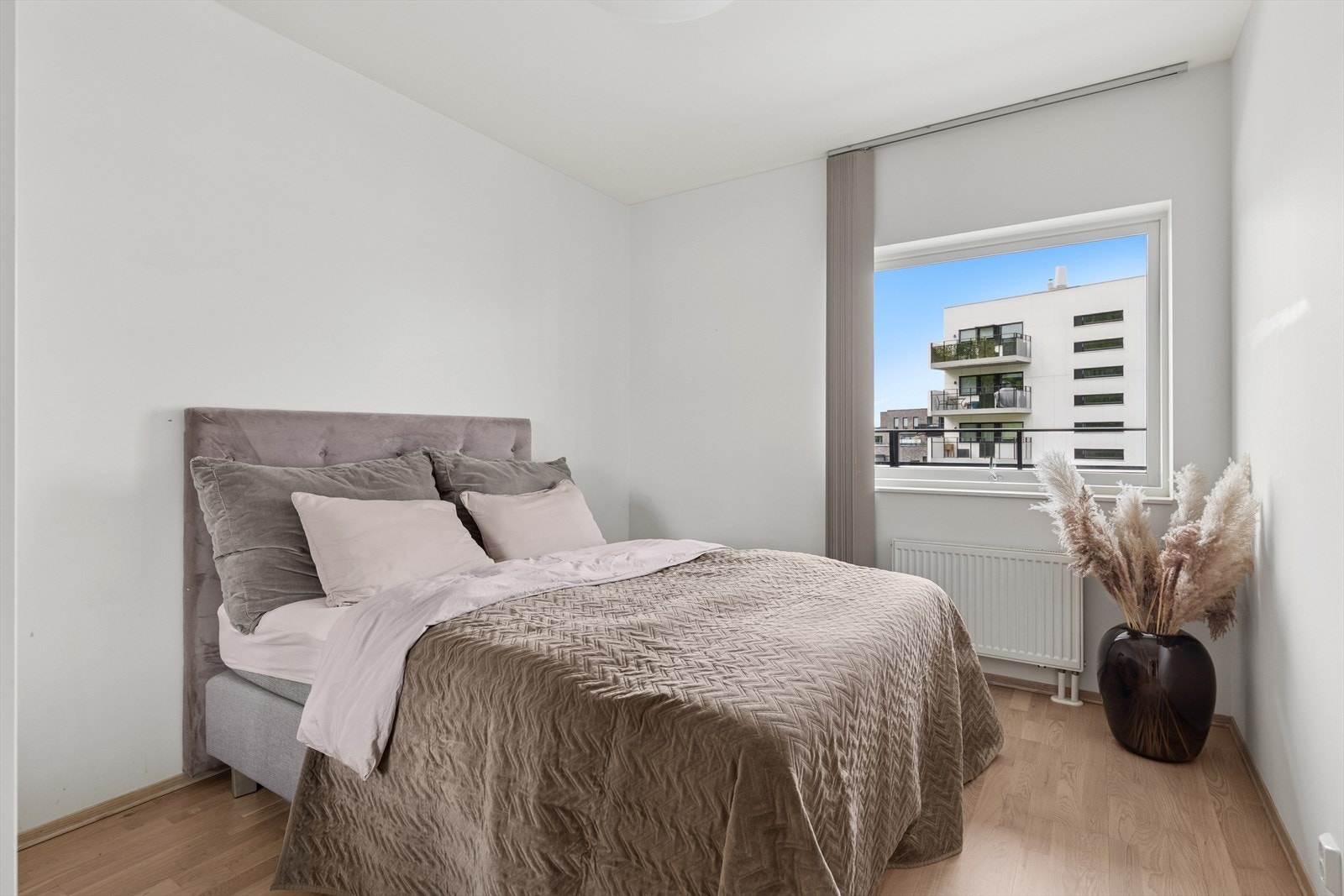 De 2 andre soverommene ligger i rekke, begge er av god størrelse og har garderobeskap. Galleribilde