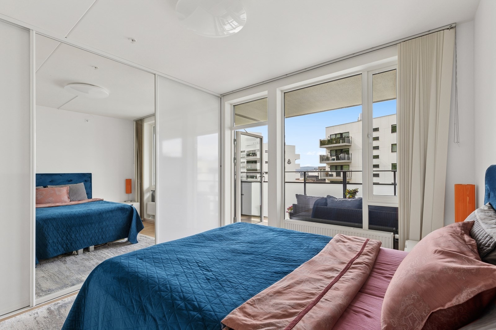 En stor skyvedørsgarderobe gir rikelig med oppbevaringsplass. Fra soverommet har du direkte utgang til balkongen. Galleribilde