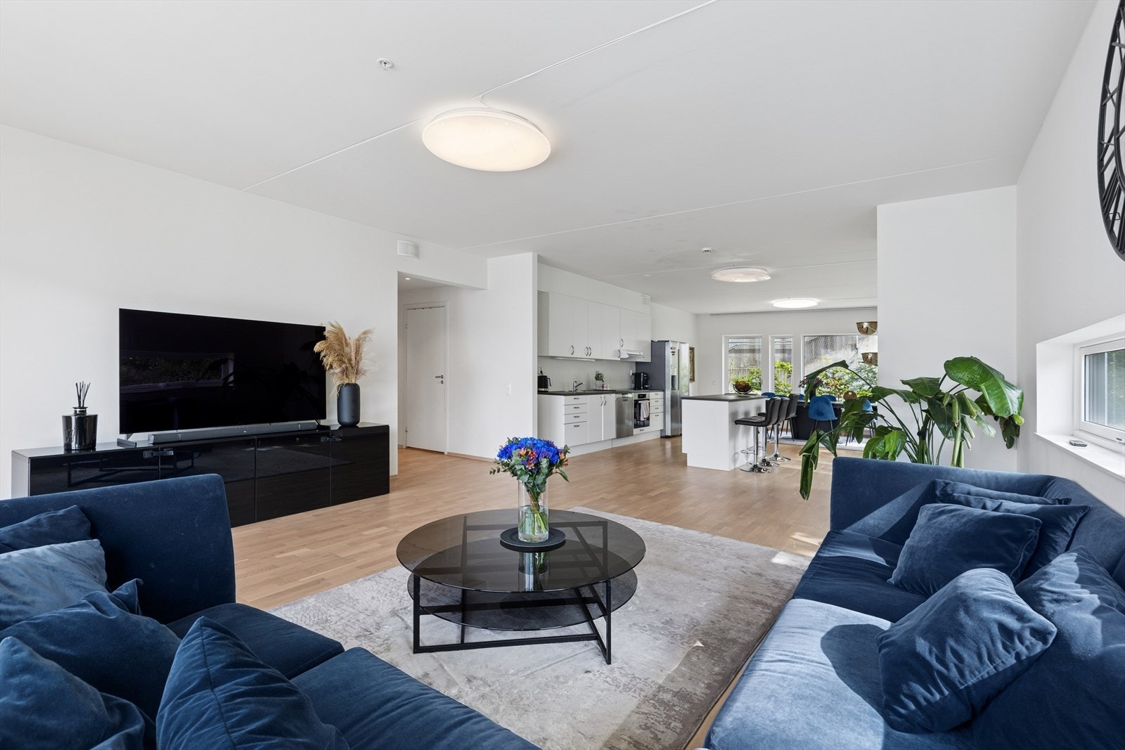 Stuen er meget romslig og har en åpen løsning mot kjøkkenet, noe som gir en luftig og sosial sone. Galleribilde