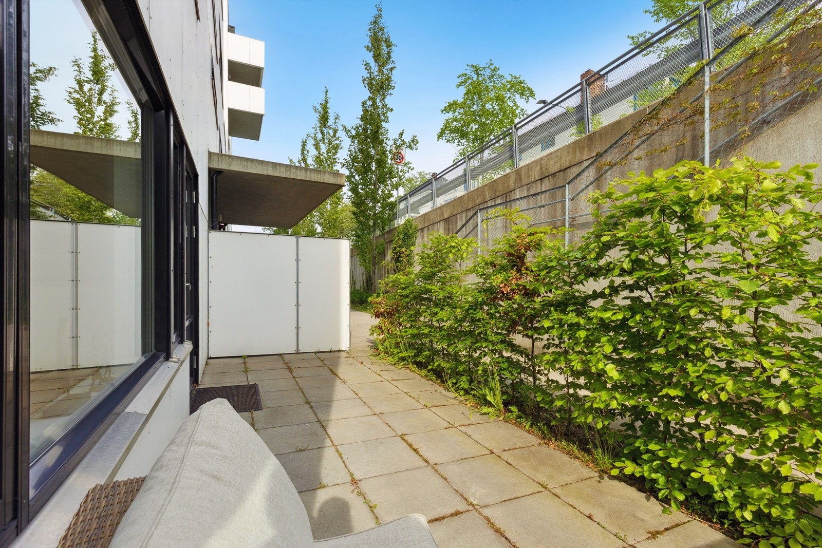 Terrassen vender mot sørøst - perfekt for morgenkaffen eller hyggelige måltider ute. Galleribilde