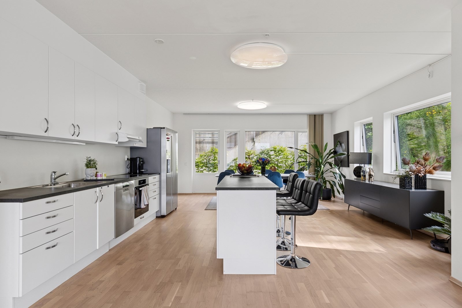 Det er lagt parkett i alle oppholdsrom. Galleribilde