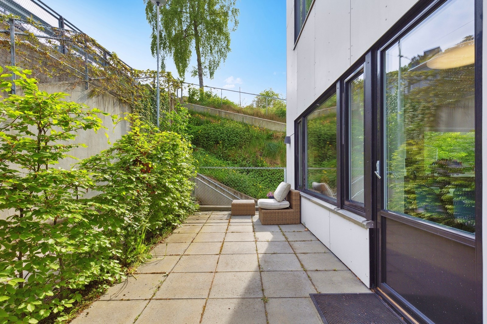 Fra kjøkkenet har du direkte utgang til markterrassen på ca. 15 kvm. Galleribilde