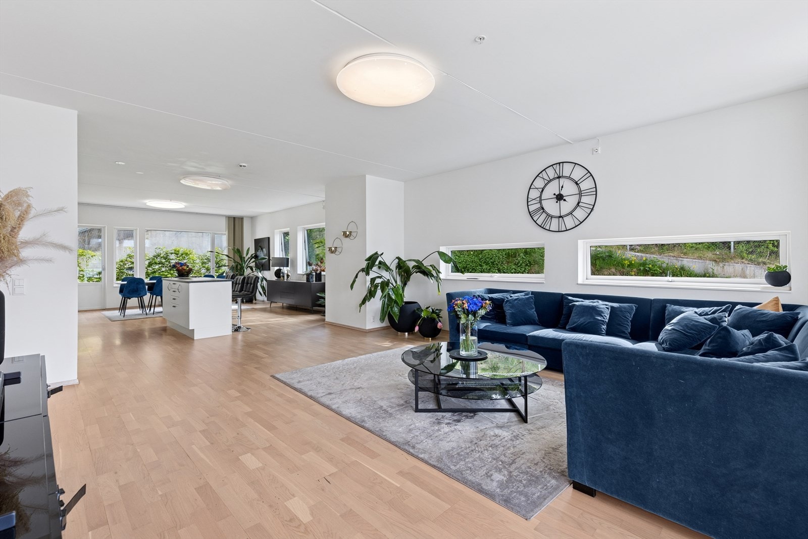 Det er god plass til stor sofagruppe og TV-møbler. Store vindusflater gir rikelig med naturlig lys. Galleribilde