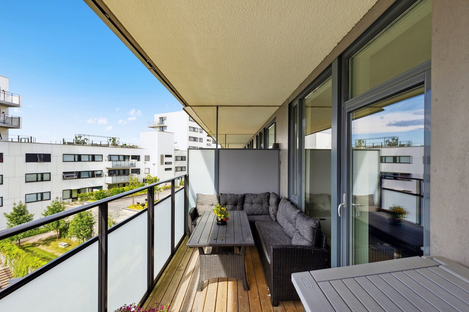 Her får du godt med plass til både sittegruppe, spisebord og beplantning - en perfekt forlengelse av stueområdet. Galleribilde